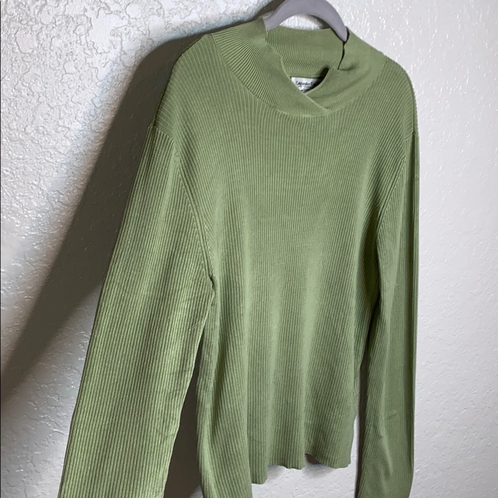 Green Ribbed Turtle Neck Top - Picture 4 of 6
